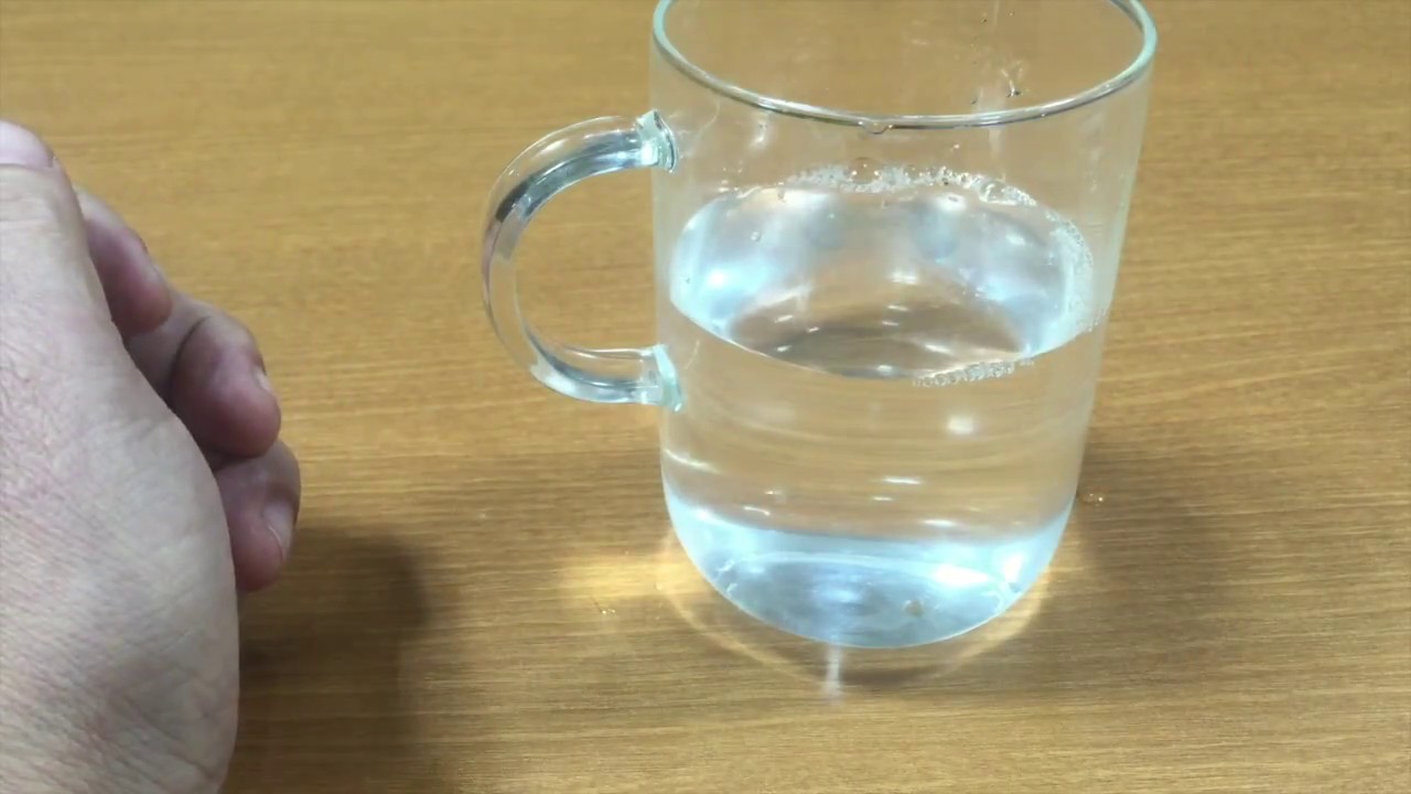 水を入れたガラスのコップの下は なぜ見えないか Youtube