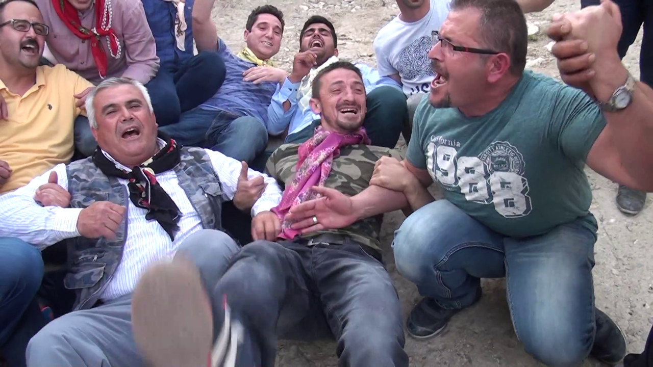 GÜLLÜ'de DÜĞÜN OLURDA ÇİĞ YUMURTA SÖYLENMEDEN GEÇİLİRMİ...:)