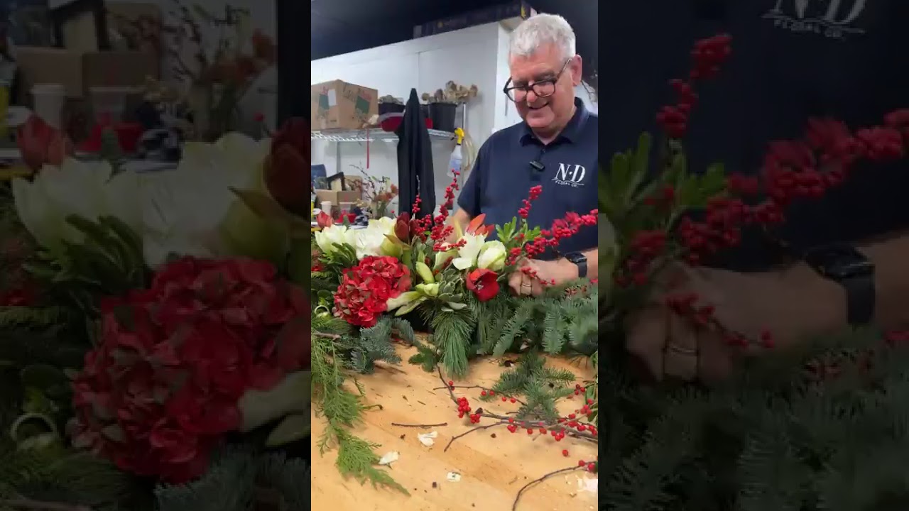 Today’s “little bit of happy” is Christmas centerpieces! 🎄💙