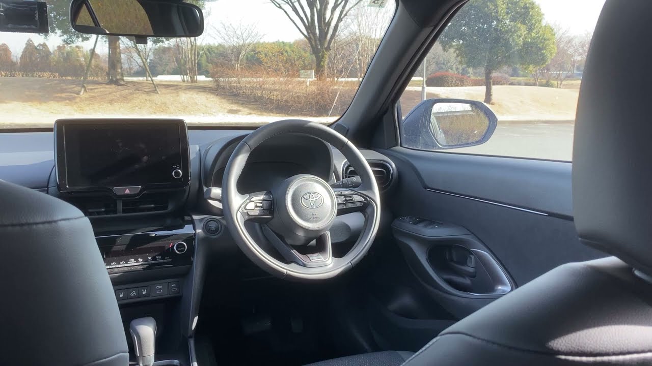 ヤリスクロスZ 全方位視界　内装　後席広さ　ウルバーノ