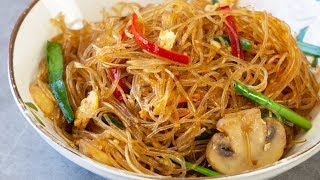 A super fast, easy and of course delicious stir fry glass noodles.
ready to enjoy within minutes, so forget about the take outs.
personalise it with your fav...