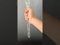 Le marteau d'eau en slow motion phénomène de cavitation. Des bulles qui implosent.