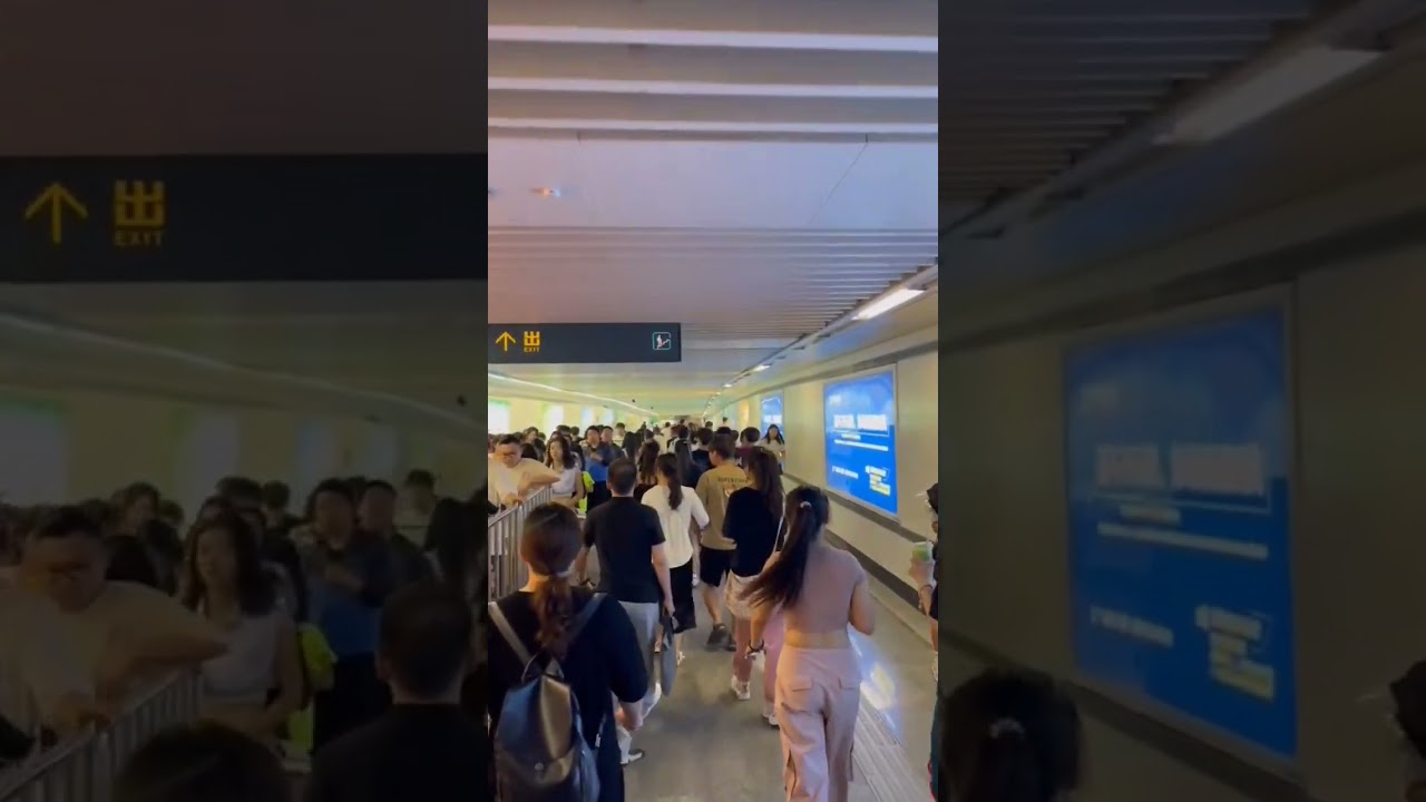 Сиань, Китай. Очередь в метро. 