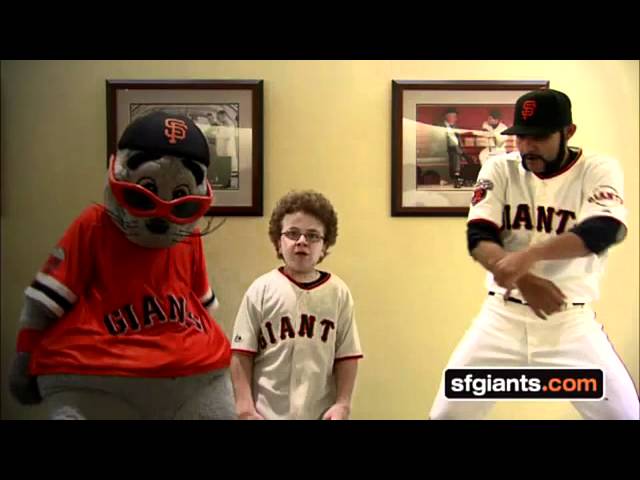 Sergio Romo makes FINAL MLB appearance! Walks off to HUGE ovation as he  retires as a Giant! 