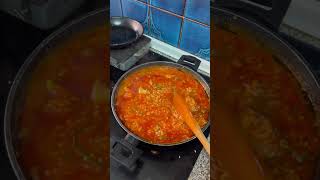 Preparando con mi linda mujer, una paella de pollo