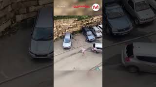 Por Un Pelo Una Conductora Salva Su Coche De Ser Aplastado