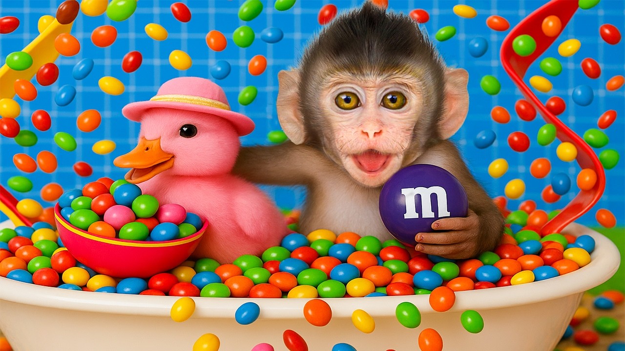 Monkey Bonbon helps ducklings in the field and picks strawberries 🦆🍓🌾