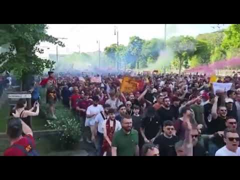 31/5/23 Siviglia Roma: il meraviglioso corteo dei tifosi giallorossi per le strade di Budapest