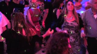 החברים רוקדים בקצב היווני עם DJ אפי