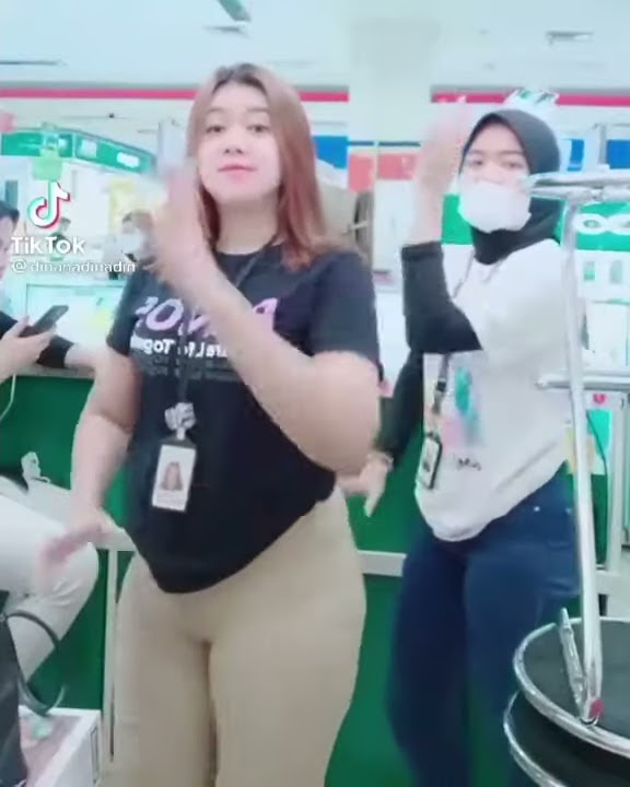 Tiktok Hot girl,, si montok lagi nih boy (goyang santuy) spg handphone