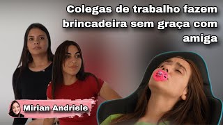 Colegas de trabalho fazem brincadeira sem graça com amiga e acabam tendo uma grande surpresa.