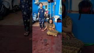 Adek gak nginjek tangan mama kok
