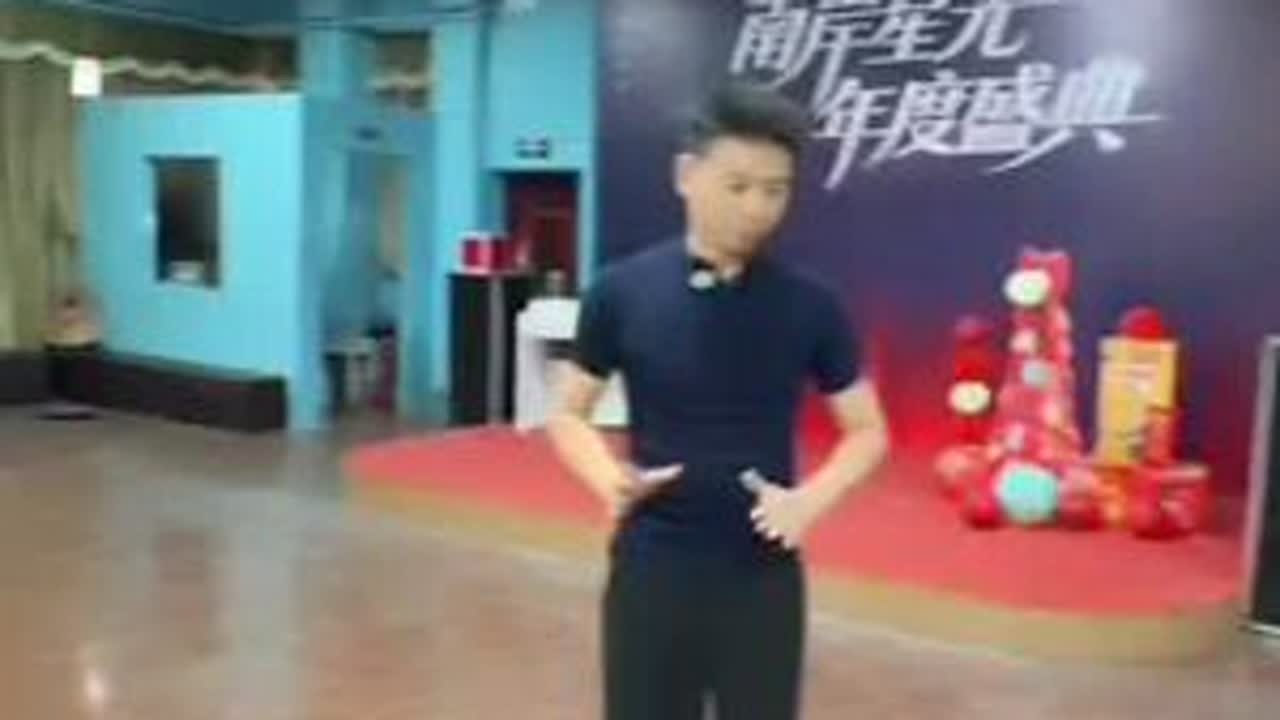 女士在练习右脚和右胯的转动一必须一体的转#列举了纺织步+双分点地+狐步动作等来诠释