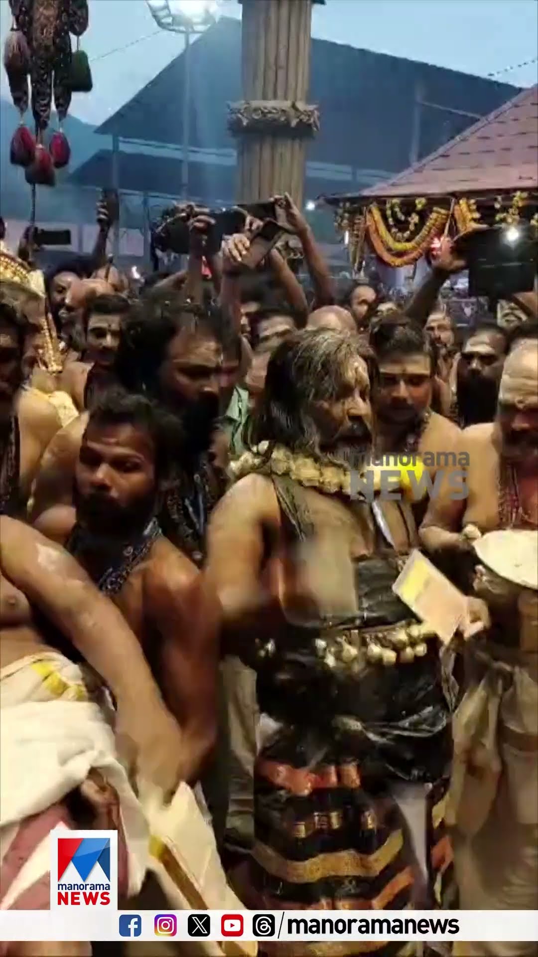 ശബരിമല പതിനെട്ടാംപടിക്കു മുന്നിൽ തുള്ളി ഉറയുന്ന ആലങ്ങാട്ട് സംഘത്തിന്റെ വെളിച്ചപ്പാടുകൾ