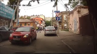 Девушка игнорировала пятерых инспекторов ГАИ. Прикол. Девушка игнорировала пятерых инспекторов ГАИ. Прикол.