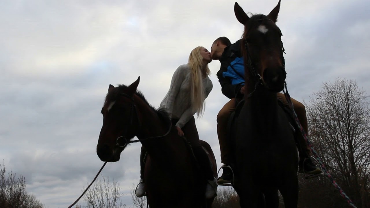 конные прогулки в ялте. опишите фотографию. прогулка верхом на лошади опишите. три человека на лошади. конная прогулка на лошадях в майкоп.