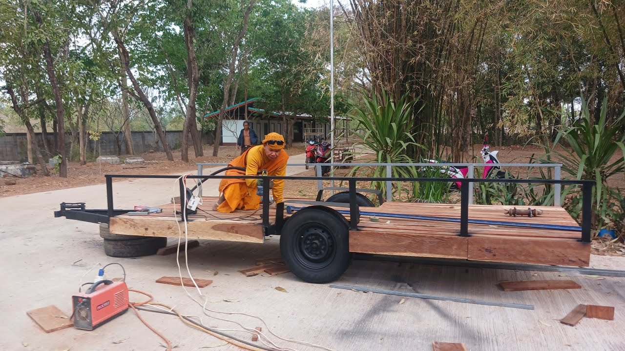 เตรียมดัดแปลงรถลากขนช้างในงานบุญผะเหวด