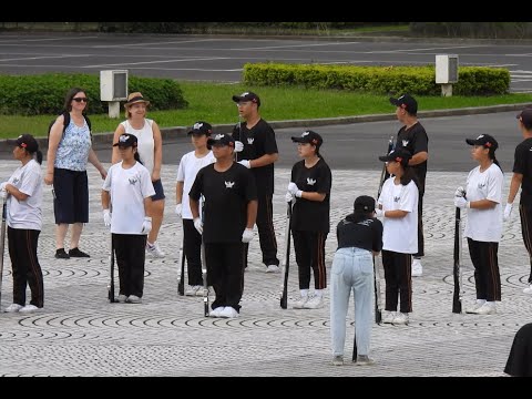 恭賀 莊敬高職 榮獲112年 全國高中儀隊競賽冠軍,內埔農工 榮獲亞軍,新興高中 榮獲季軍,本影片為 學生排練的情形 (吸引了一些外國觀光客的觀看)