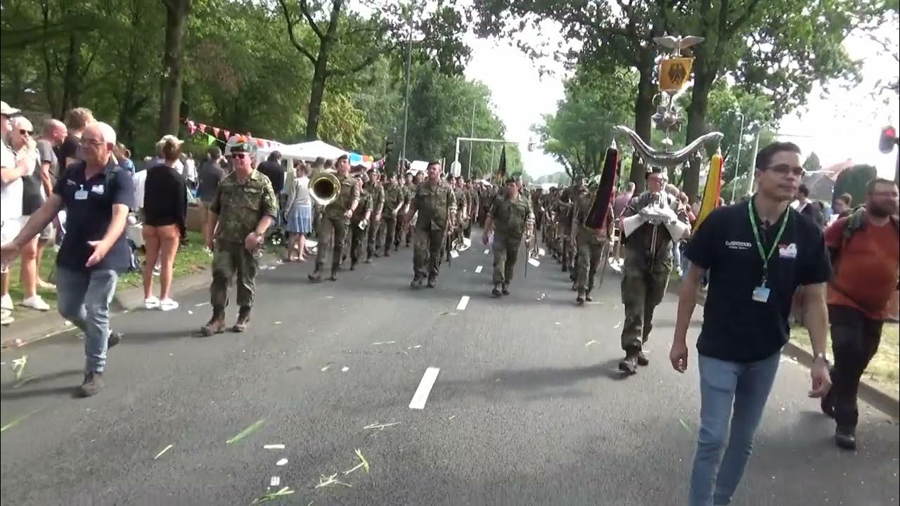 Nijmeegse Vierdaagse 2023 intocht , Duits