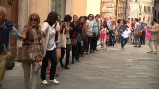 Il video della catena umana per il Magenta Day - Siena 2019