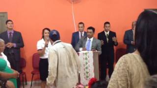 Pastor mendigo Rogério Brito tomei o microfone da cantora