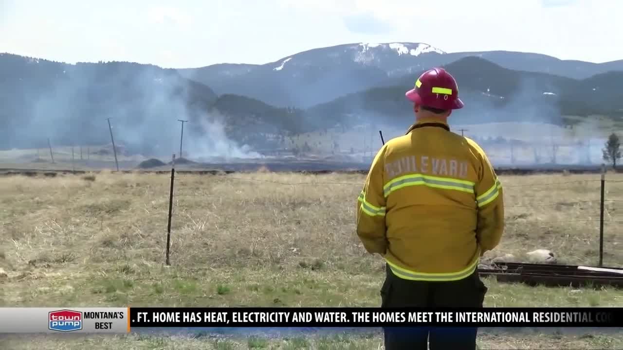 Firefighters respond quickly to put out large Fairmont brush fire - YouTube