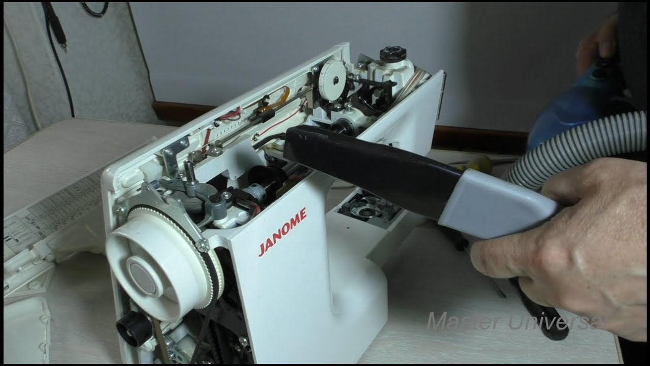 Как смазать маслом швейную машинку. Смазка швейной машинки Janome. Смазка швейной машинки Janome 5522. Janome 4030 смазка. Смазка швейной машинки ASTRALUX 100.
