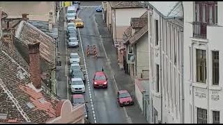 VIDEO – Cum (nu) se fac lucrări la Sibiu – Mașinile circulă pe trotuar pe strada Croitorilor (UPDATE) 2 video