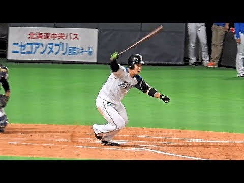 ＜2018.4.24オリックス戦4回裏2アウト、ランナーなし＞約4割バッターの近藤健介がライトへのスリーベースヒットを放つ
