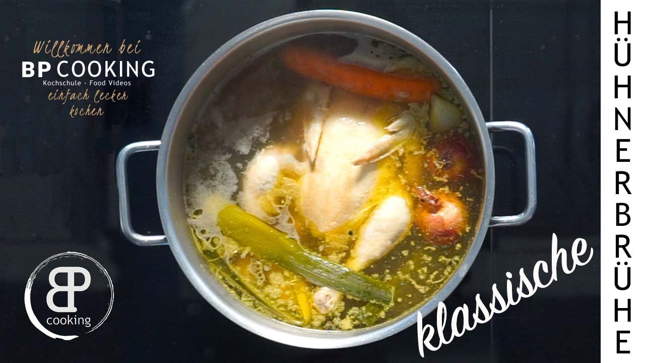 Hühnerbrühe die Basis für viele Saucen und Suppen. Einfache Zubereitung ...