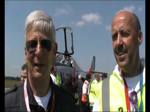 Gerrit Jacobs vliegt weer in Hawker Hunter.avi