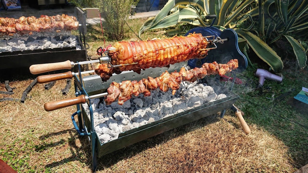 Πορκέτα Ρολό χοιρινό από πανσέτα στη σούβλα στα κάρβουνα σε ψησταριά φουκού - porchetta