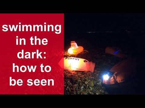어둠 속에서 수영 할 때 보이는 방법
