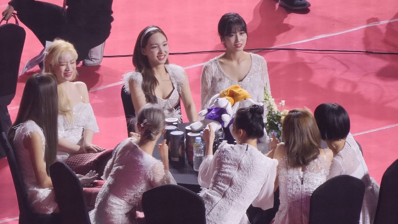 트와이스 (TWICE) 본상 수상 전 대기석 직캠 TWICE Reaction fancam 200130