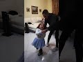 Salsa, padre e figlia ballano.