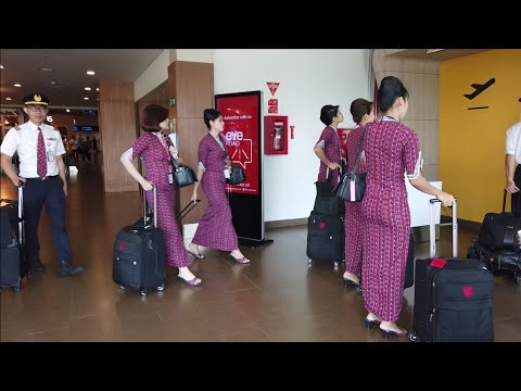 Pramugari Lion Air dan Citilink Indonesia Saat Akan Memasuki Pesawat di Bandara Husein Sastranegara