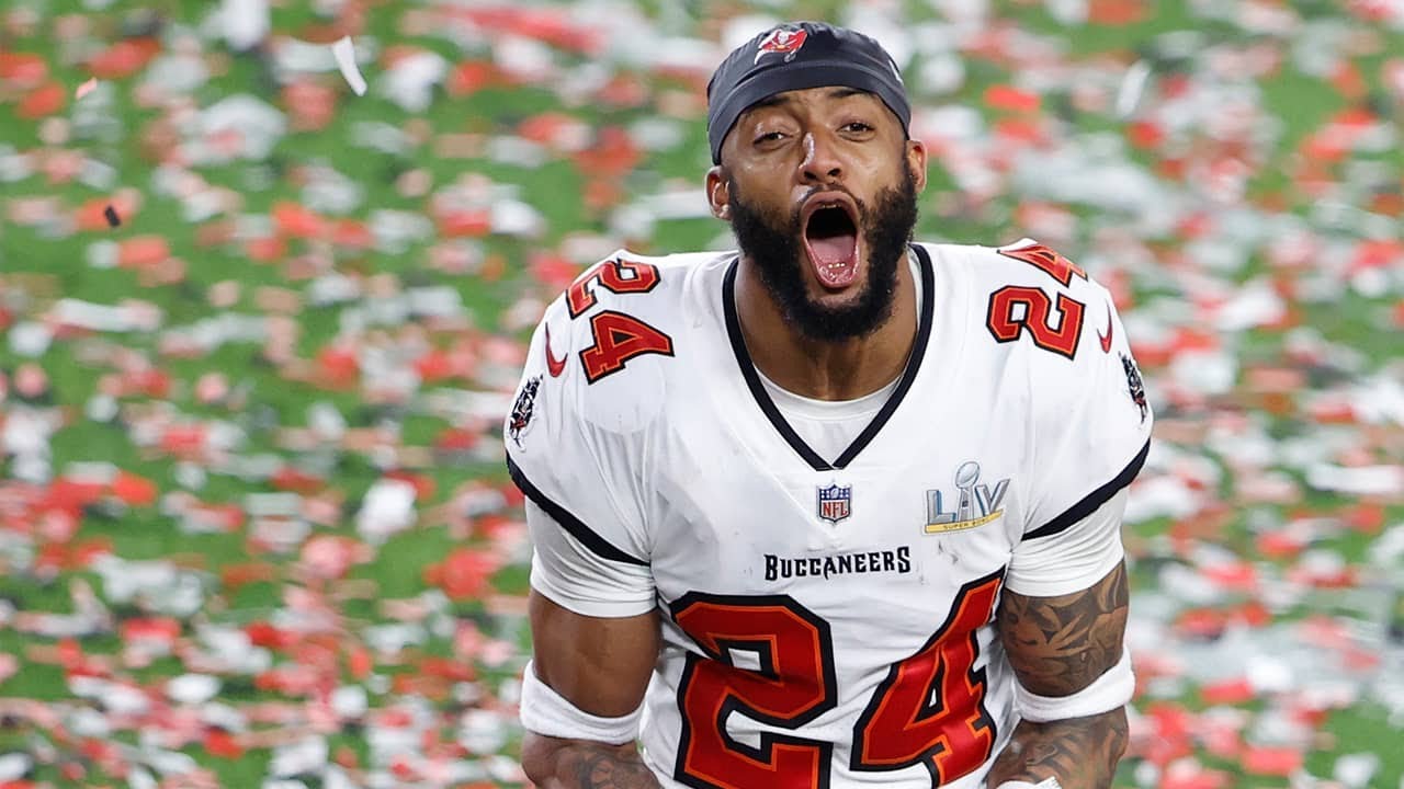 BREAKING: Tampa Bay Buccaneers RE-SIGN CARLTON DAVIS for 3 years 45 million!