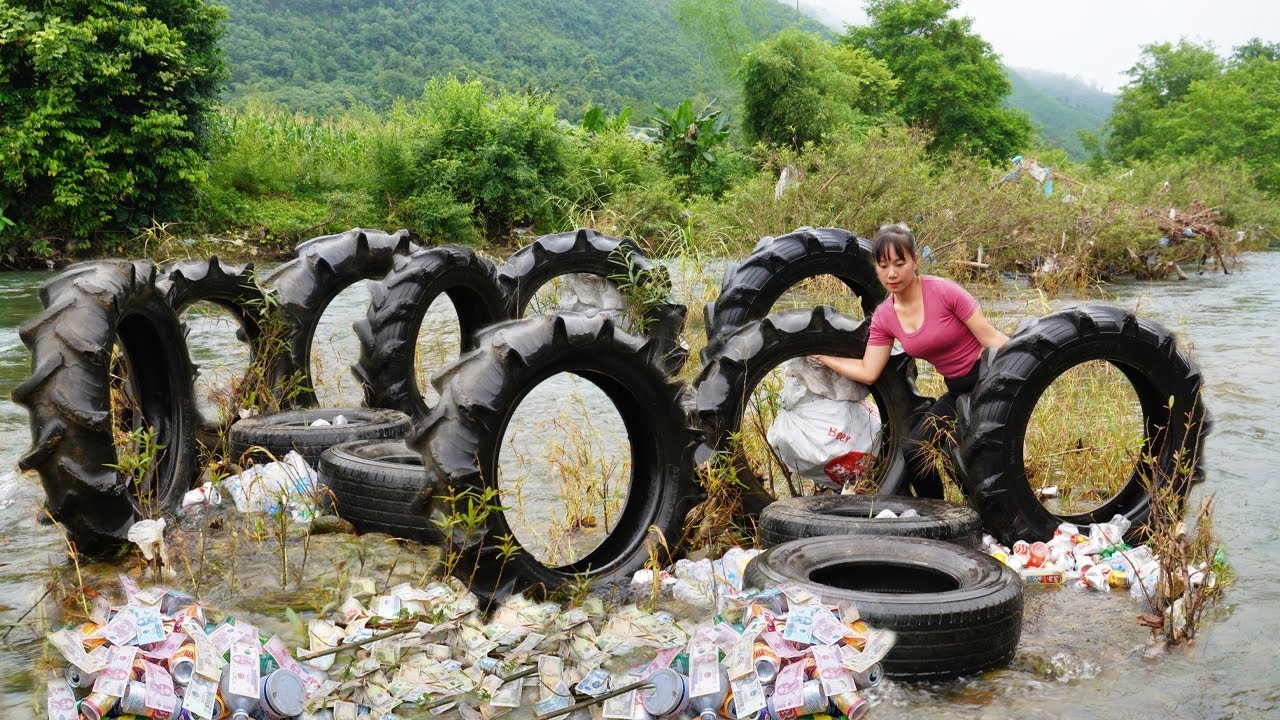 Poor Girl Picks Up Scrap | Girl Finds Large Sum Of Money And Some Car Interiors Swept Away By Flood