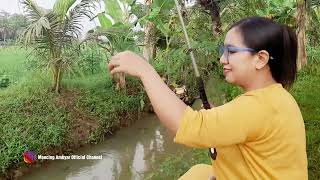 Mancing di sungai sawah kampung pedesaan yang indah di temani udara yang sejuk
