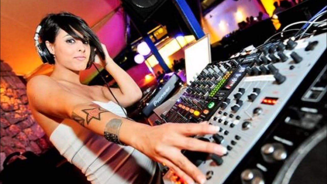 Крым диджей девушка. Девушка диджей за пультом nude. Девушка диджей в баре хмельном. Девочка диджей на горе