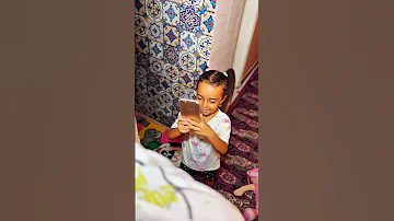 انصدمت باب الأوضة فتح عليه والشجرة كمل ت الصوره 