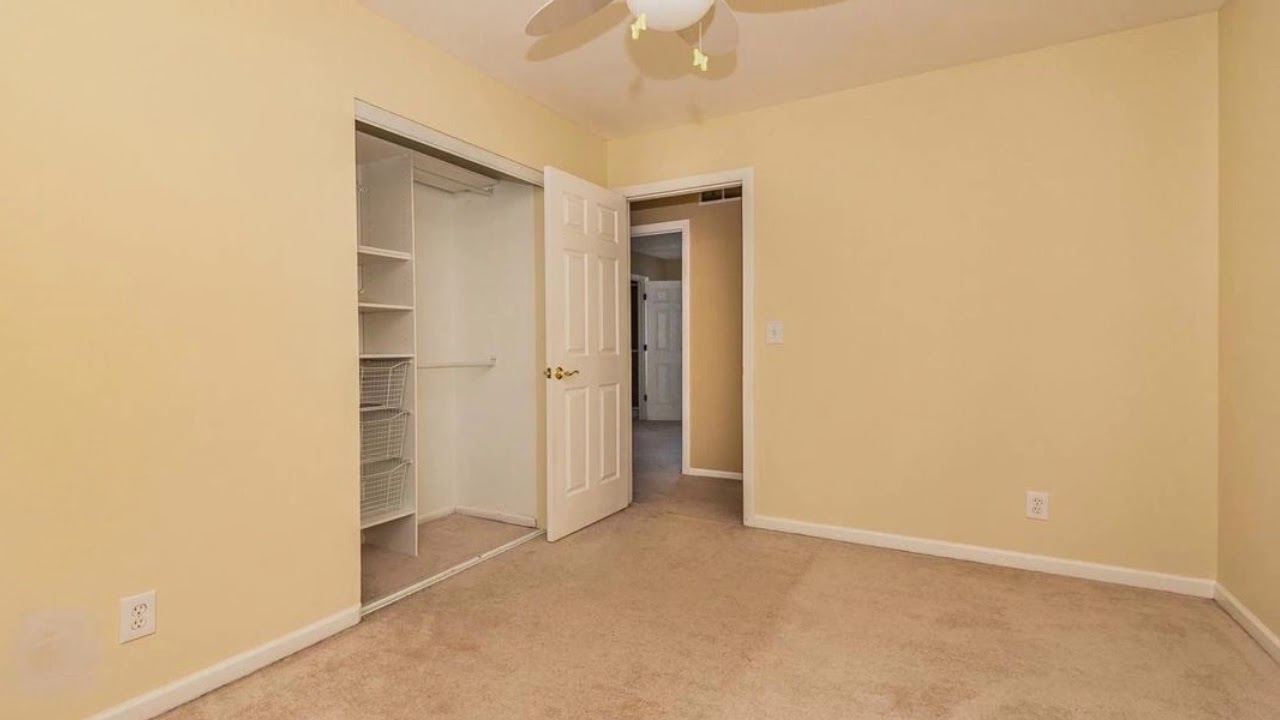 1050 BOXWOOD Drive , Crystal Lake IL 60014 194,000 with 3 beds and