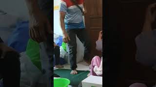 di bopong ayahnya datang ke gus muk, remaja ini mencoba berdiri sendiri