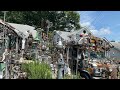 La casa y vehículos adornados con metal reciclado