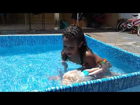 Minha piscina do dia das crianças/ brincando com minha boneca 