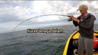 Dahsyat 🔴 Di tarik ikan dari dasar laut || tehnik mancing di tengah laut umpan udang