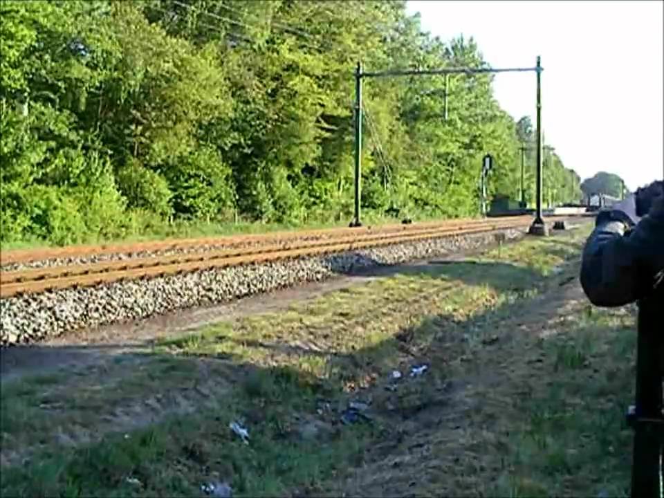 HUSA loc 1506 met afval trein door nijkerk