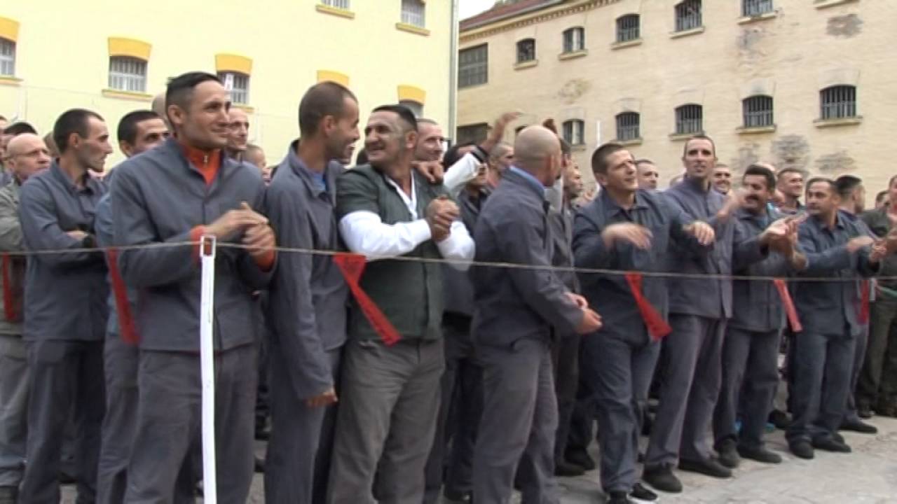 ISDU-LJUDI: KONCERT iza RESETAKA-KPZ Nis, autor Milena Vidojkovic