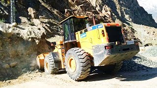 Loader Sem 660D Filling Sinotruk Dumper Howo336.