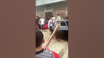 Màn rước dâu toát mồ hôi của chú rể